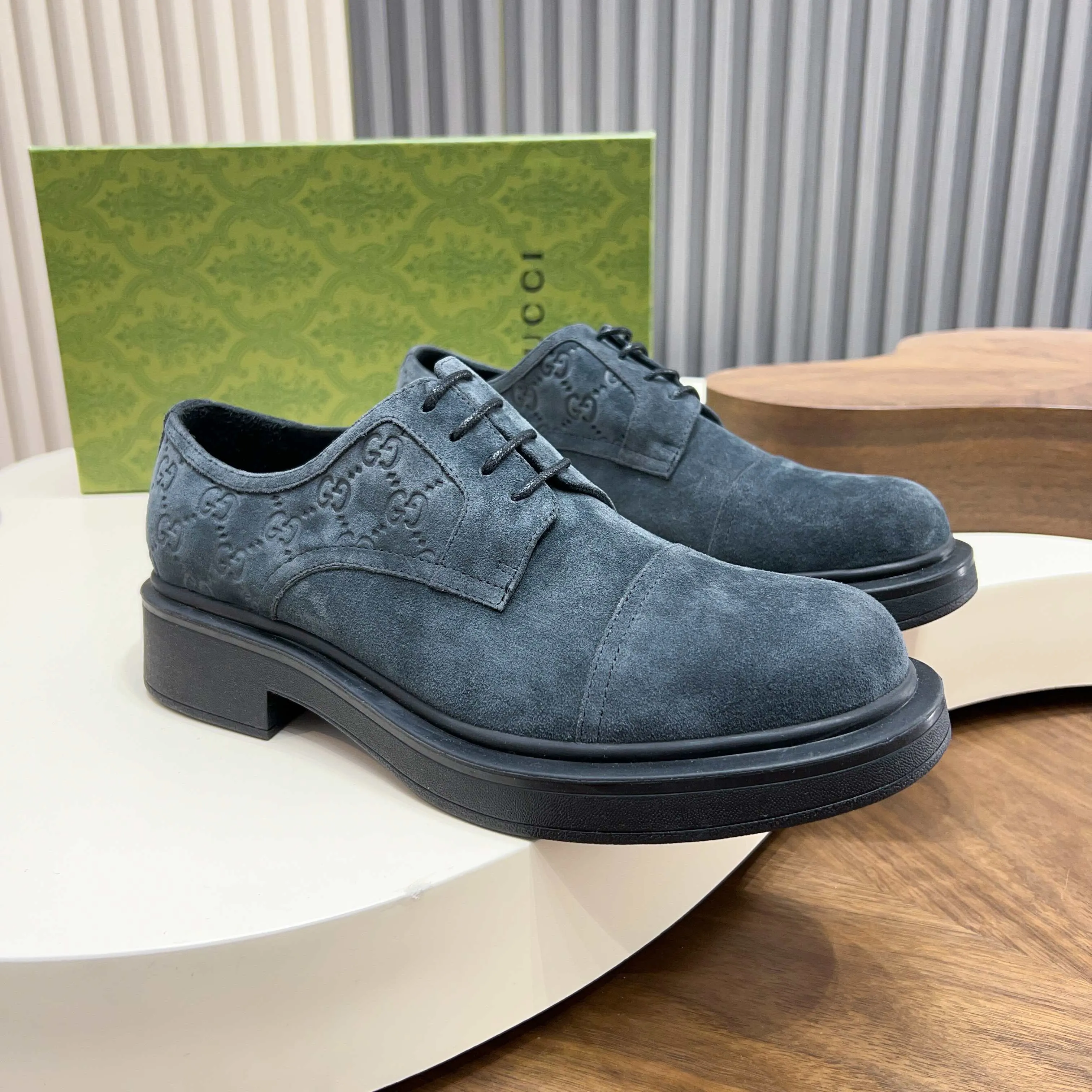 💰780 Gucci/Gucci new men’s lace-up shoes with GG details, matte cow leather derby shoes! The design of this men's lace-up shoe is rooted in the brand's heritage. Crafted from premium waxed cow leather, it is embellished with GG printed embossed suede leather details, a nod to Gucci's iconic monogram. The rubber sole decorated with GG pattern adds a touch of modern fashion to this design. Typical three-joint style design. European and American classic version, full calfskin lining. The overall upper texture is soft and the lining is comfortable and breathable. 2CM thickened soft rubber sole, easy to control. Versatile and stylish upper foot, multiple colors available to meet different matching needs, complete package! Size: 39-40-41-42-43-44 leather shoe size (38.45.46 can be customized)